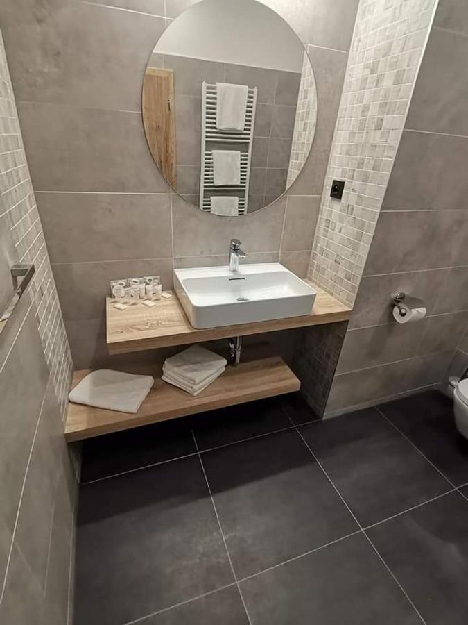 Sareza Hotel اوسترافا المظهر الخارجي الصورة