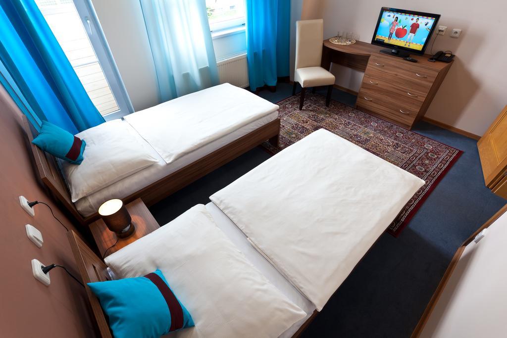 Sareza Hotel اوسترافا المظهر الخارجي الصورة