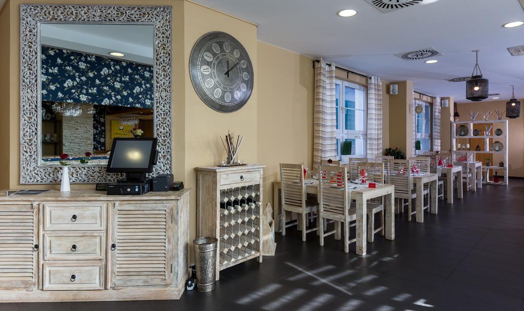 Sareza Hotel اوسترافا المظهر الخارجي الصورة