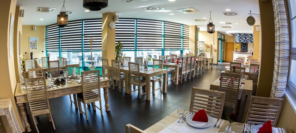 Sareza Hotel اوسترافا المظهر الخارجي الصورة