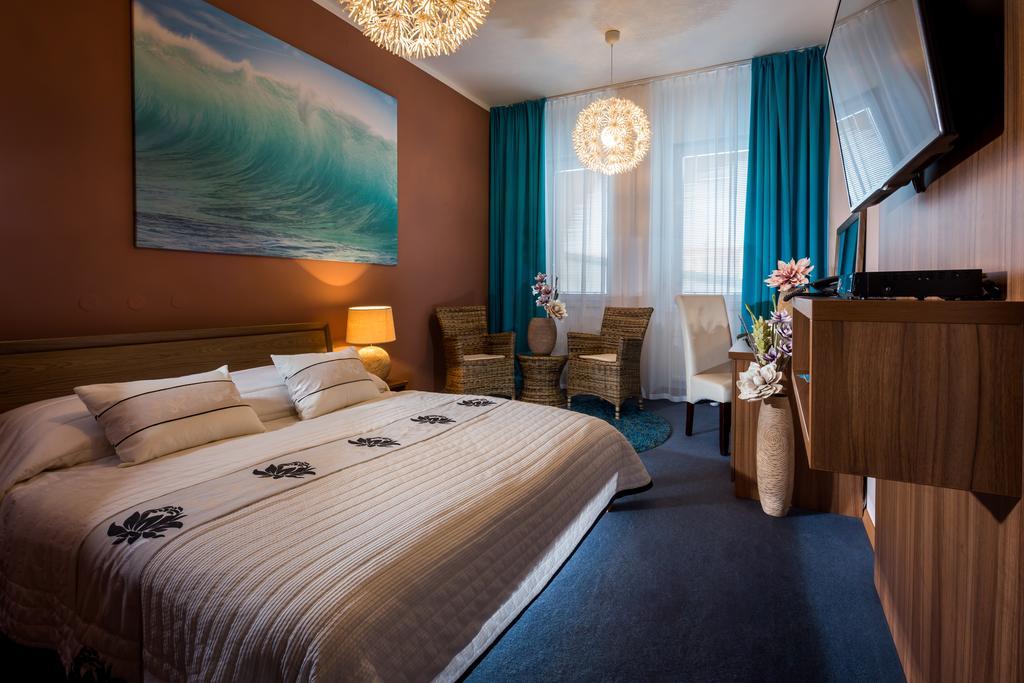 Sareza Hotel اوسترافا المظهر الخارجي الصورة