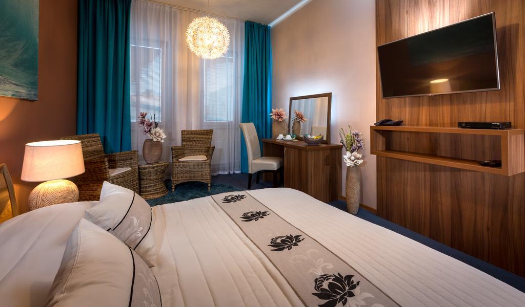Sareza Hotel اوسترافا المظهر الخارجي الصورة