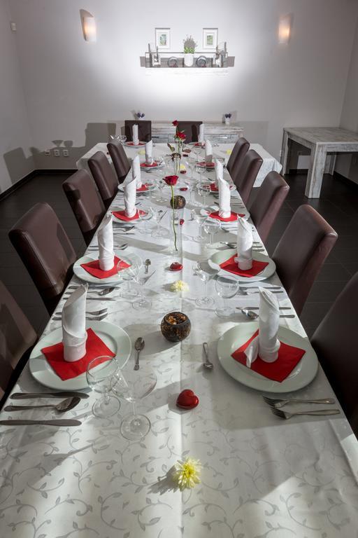 Sareza Hotel اوسترافا المظهر الخارجي الصورة
