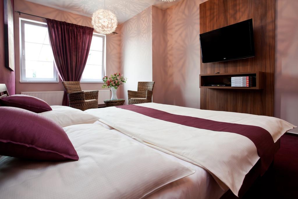 Sareza Hotel اوسترافا المظهر الخارجي الصورة