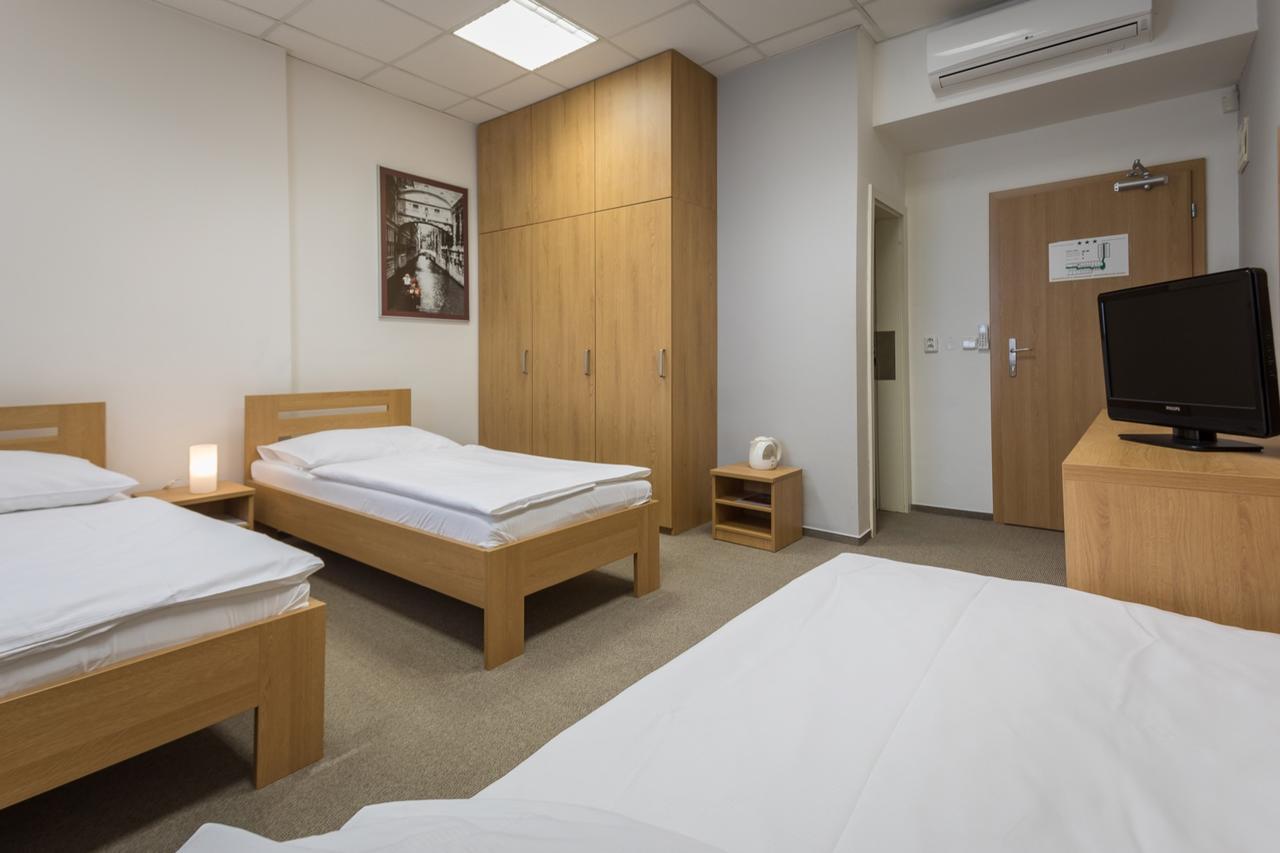 Sareza Hotel اوسترافا المظهر الخارجي الصورة