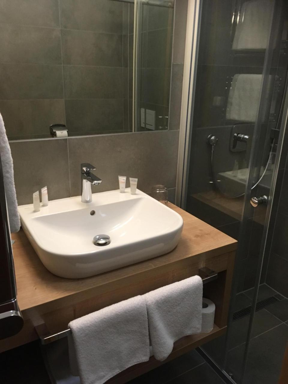 Sareza Hotel اوسترافا المظهر الخارجي الصورة
